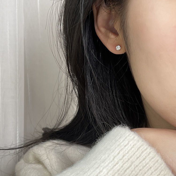 Stud Earrings Women's ear piercings are simple and small.