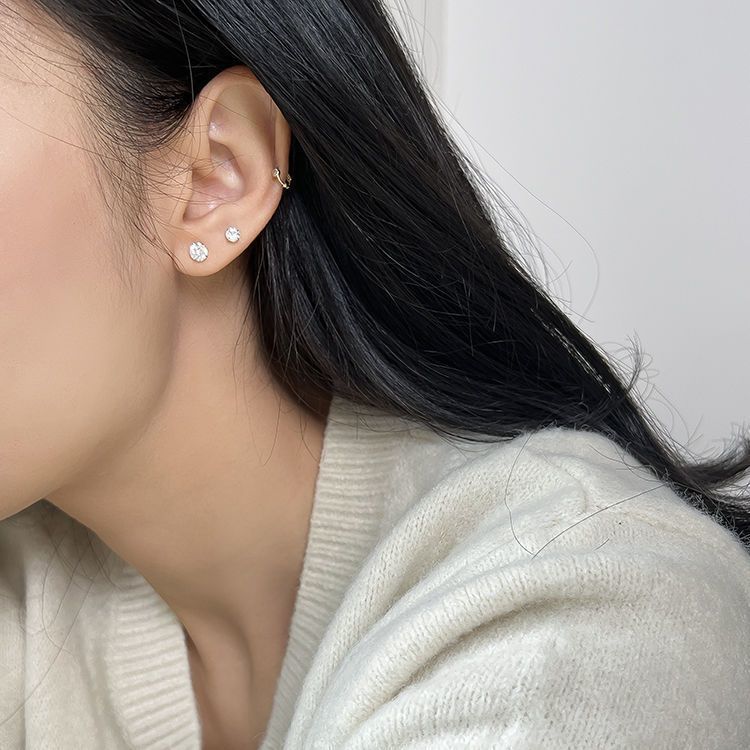 Stud Earrings Women's ear piercings are simple and small.